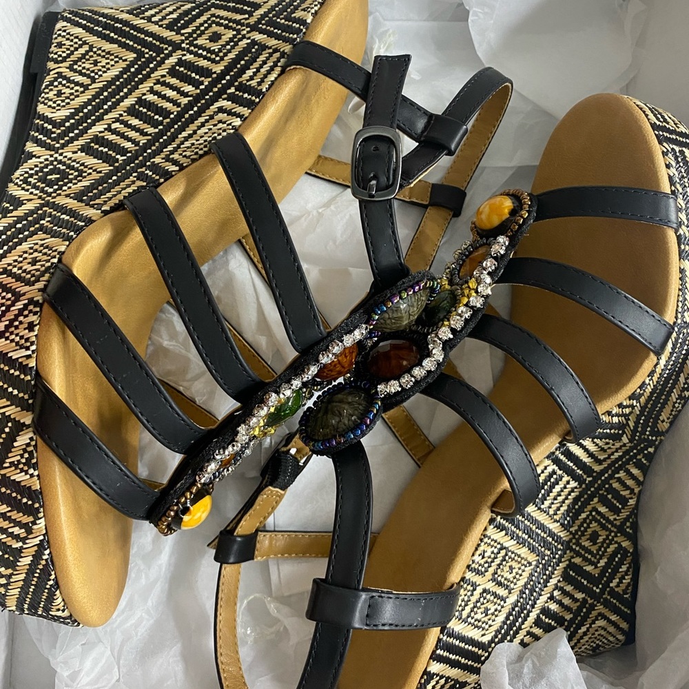 Mojo Moxy Size 8.5 wedges